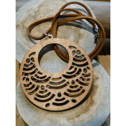 PENDENTIF ROND EN BOIS ET CUIR