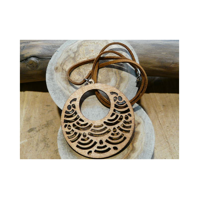 PENDENTIF ROND EN BOIS ET CUIR