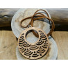 PENDENTIF ROND EN BOIS ET CUIR