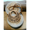 PENDENTIF ROND EN BOIS ET CUIR